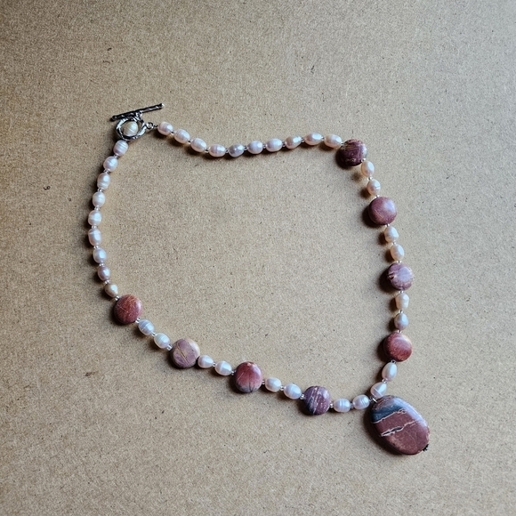 Pink-toned freshwater pearl necklace with brown stones toggle clasp - Picture 2 of 5